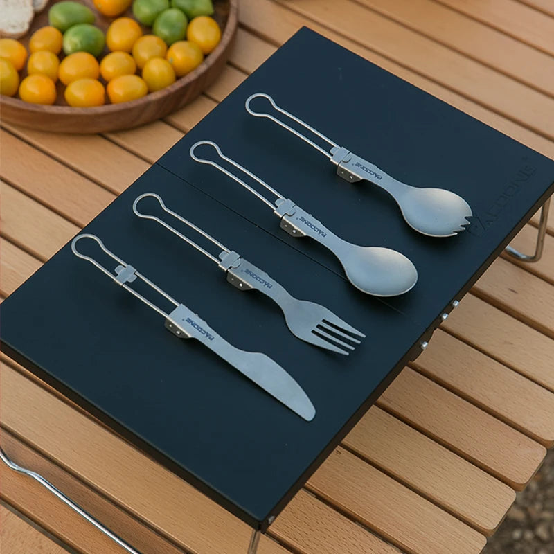 Couteau de camping en titane ultra-léger.